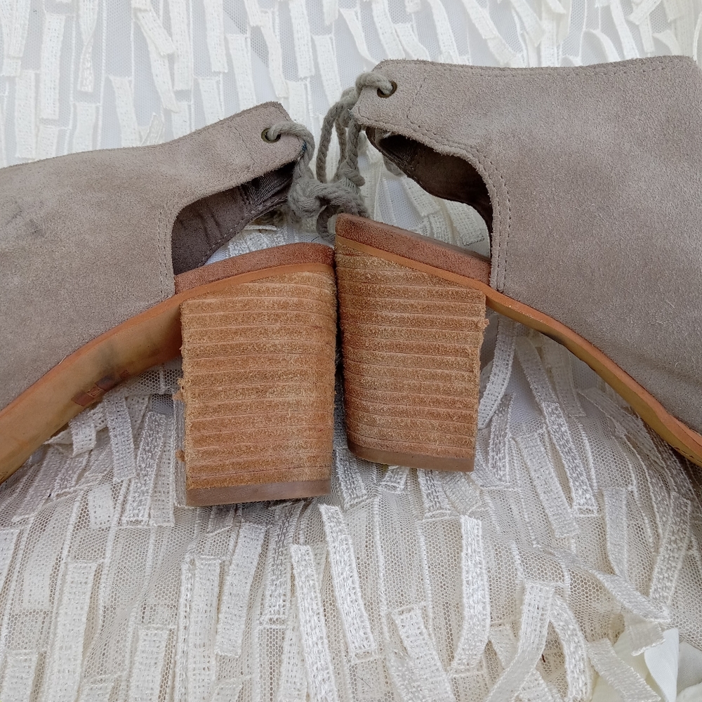 Toms 'Elba' Suede Heels - Picture 7 of 13